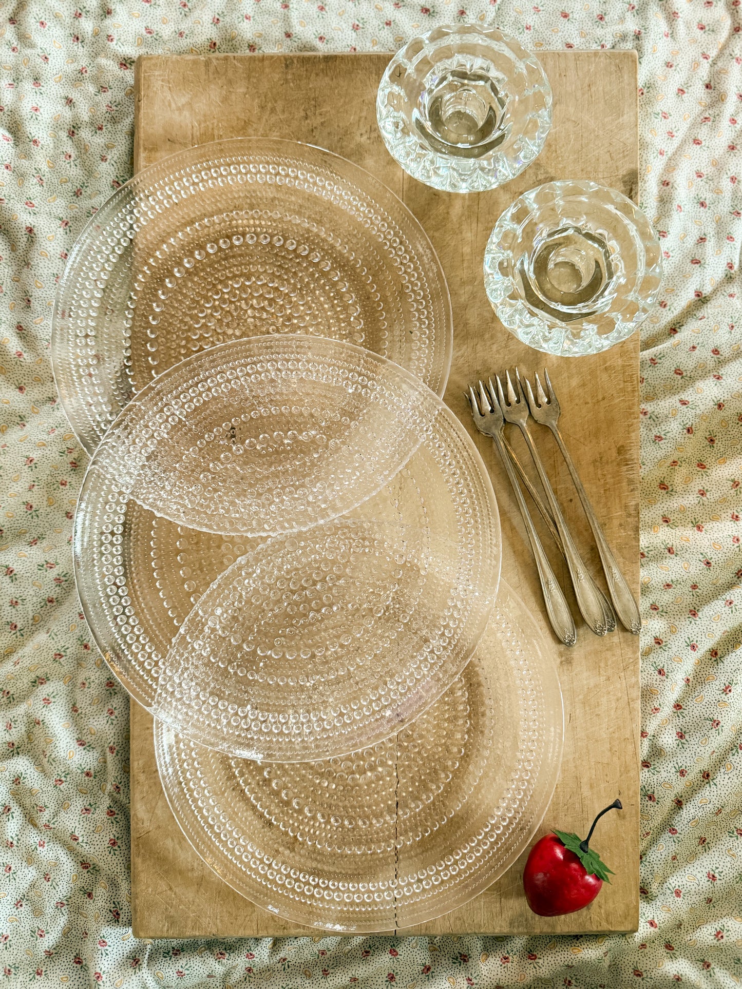 Three Iittala Kastehelmi plates