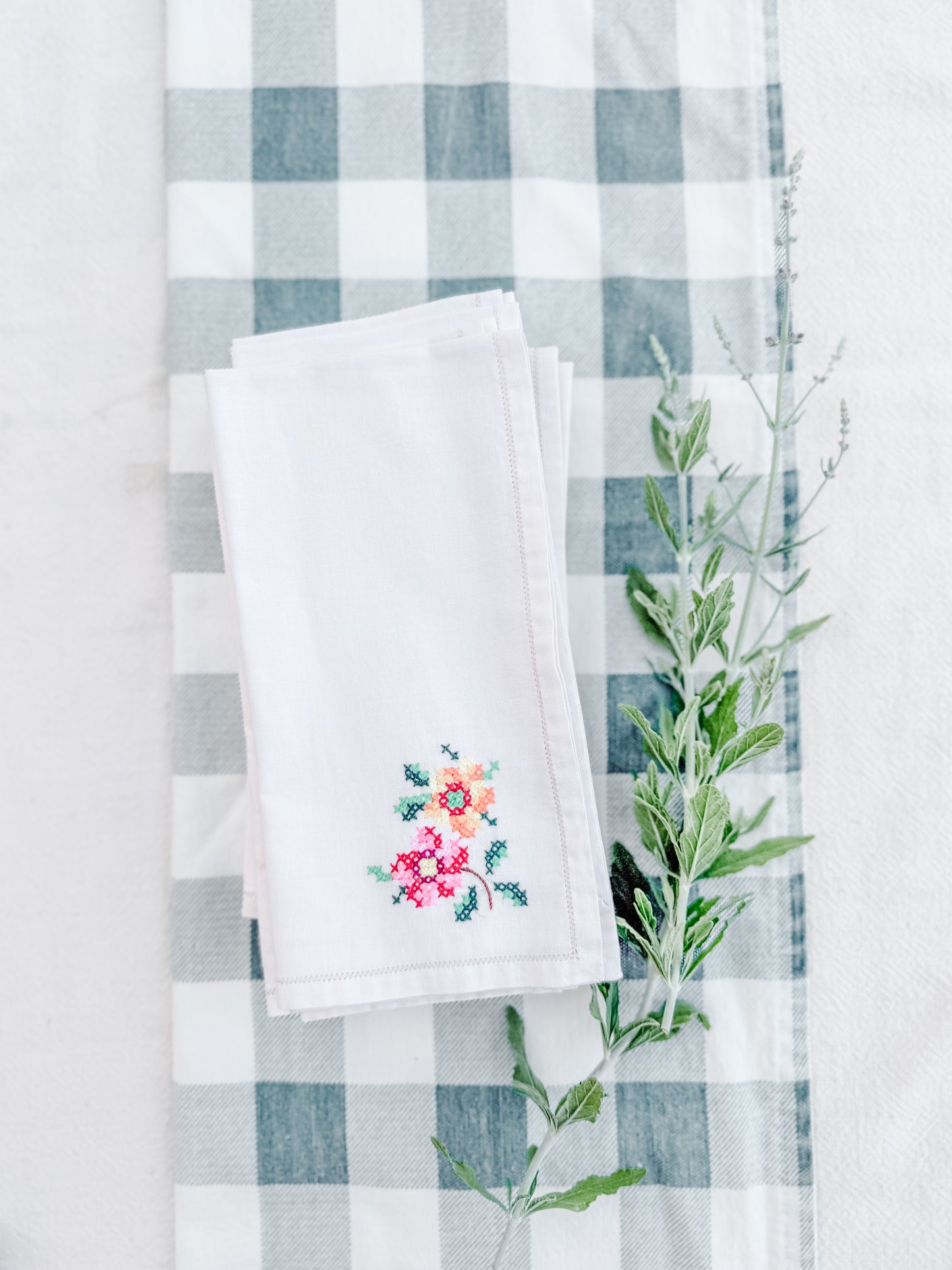 Set of 8 embroidered floral napkins