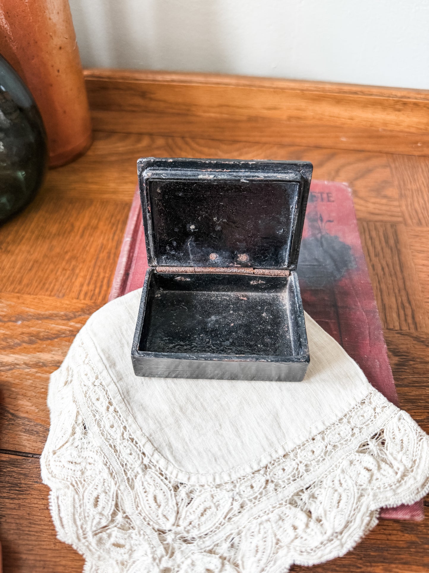 19th century Papier-mâché tobacco snuff box with religious icon