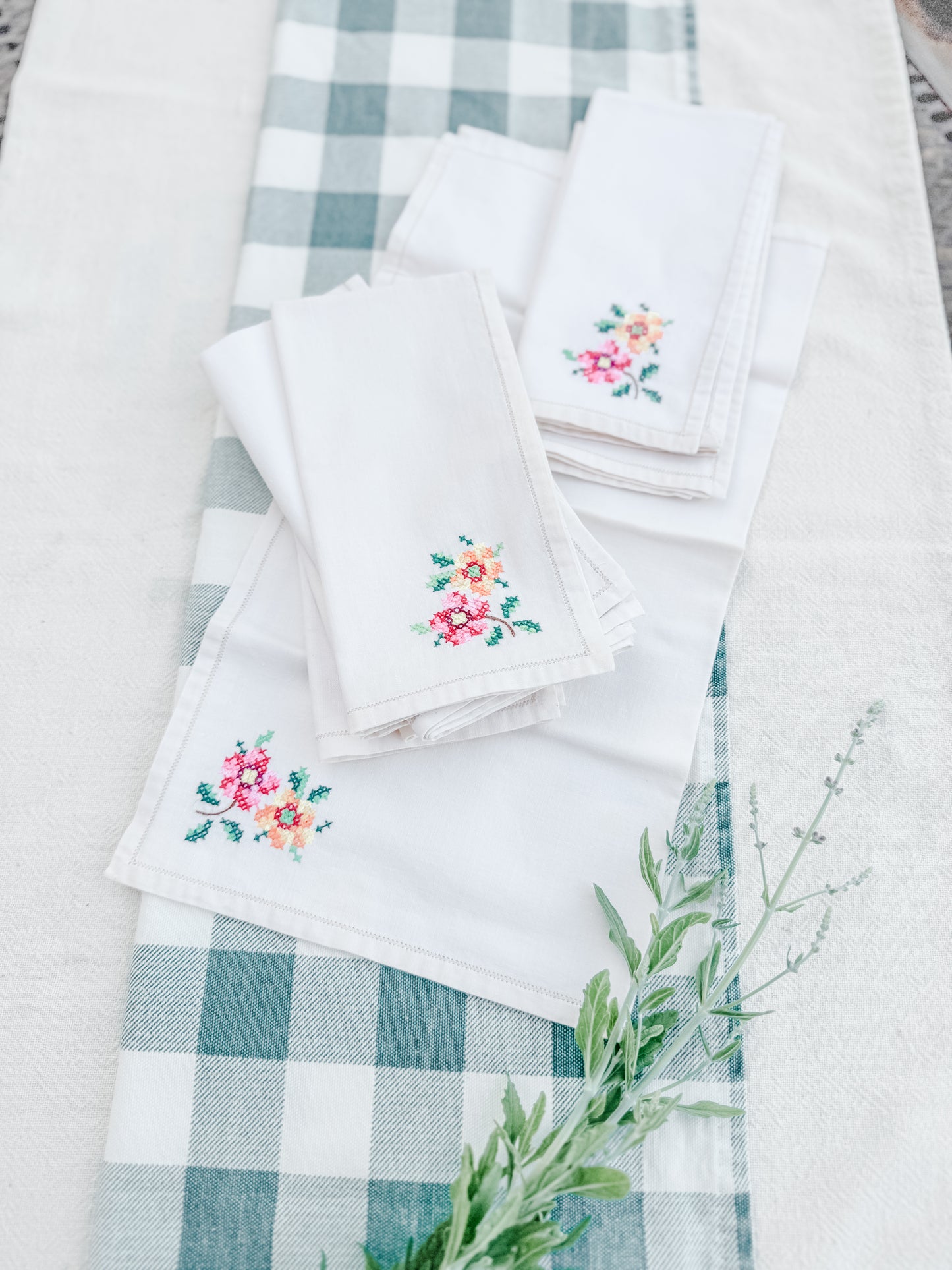 Set of 8 embroidered floral napkins