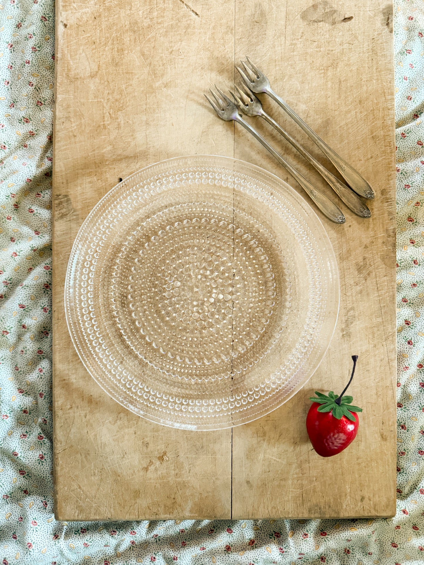 Three Iittala Kastehelmi plates