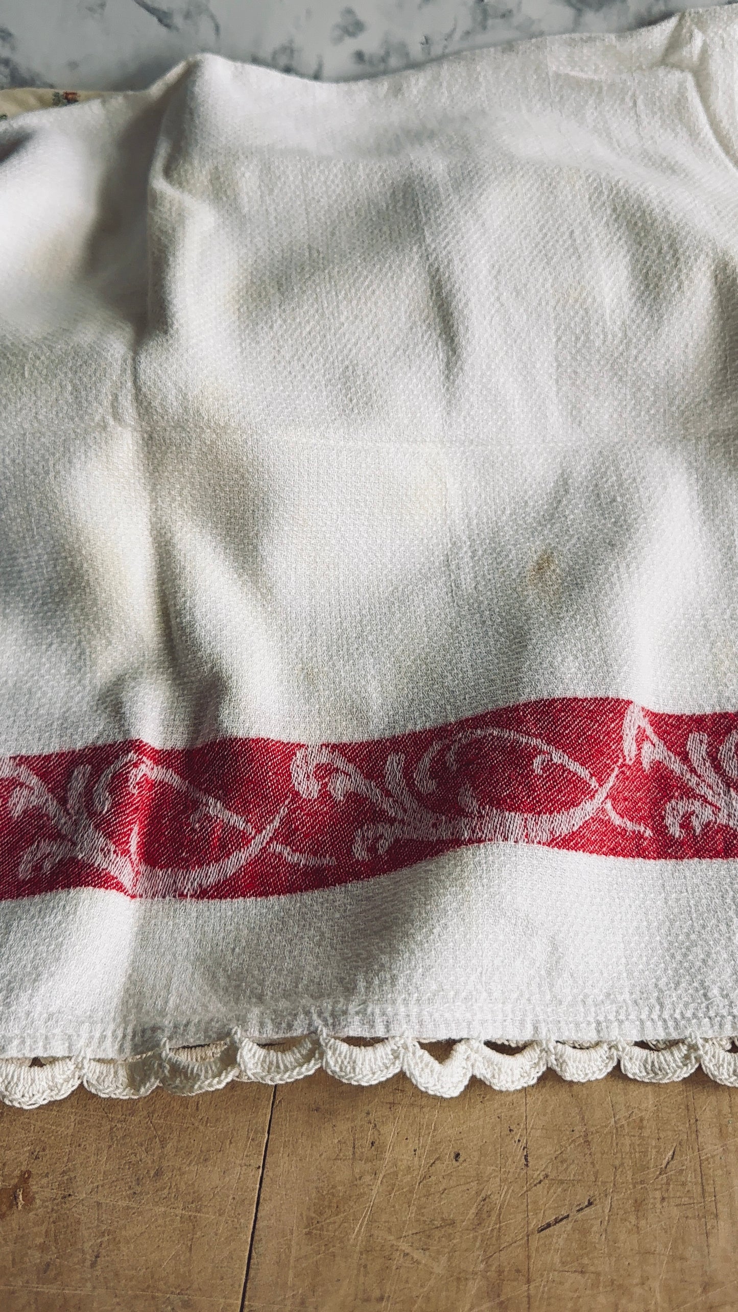 Vintage linen hand towel with crocheted edge