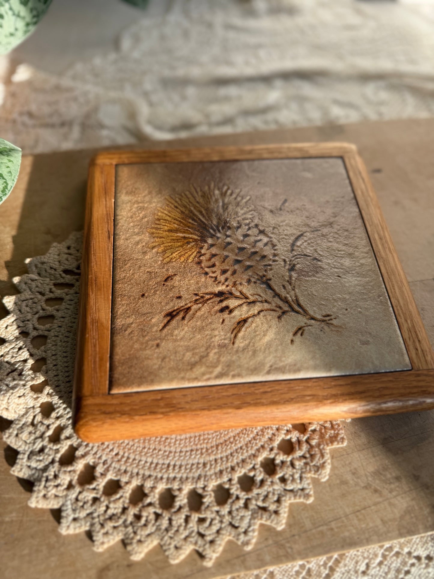 Thistle tile and wood trivet