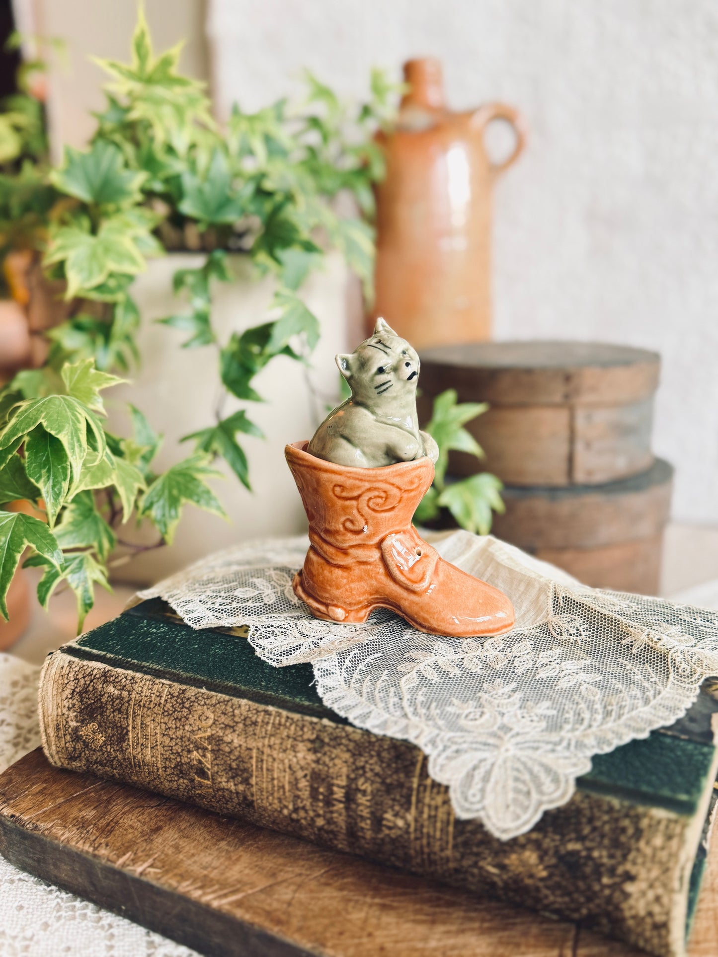 Cat in boot salt and pepper shaker