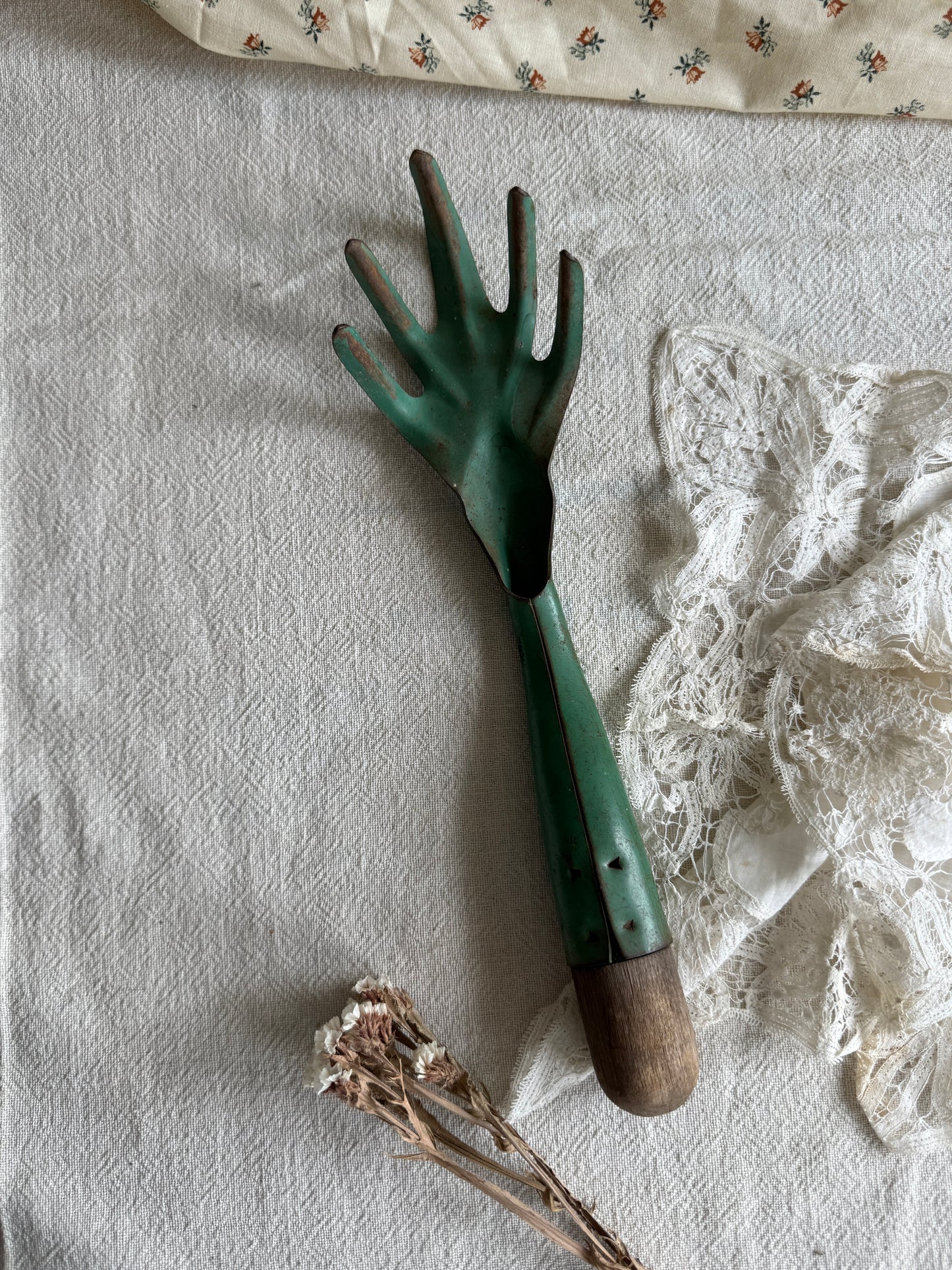 Chippy garden hand tool