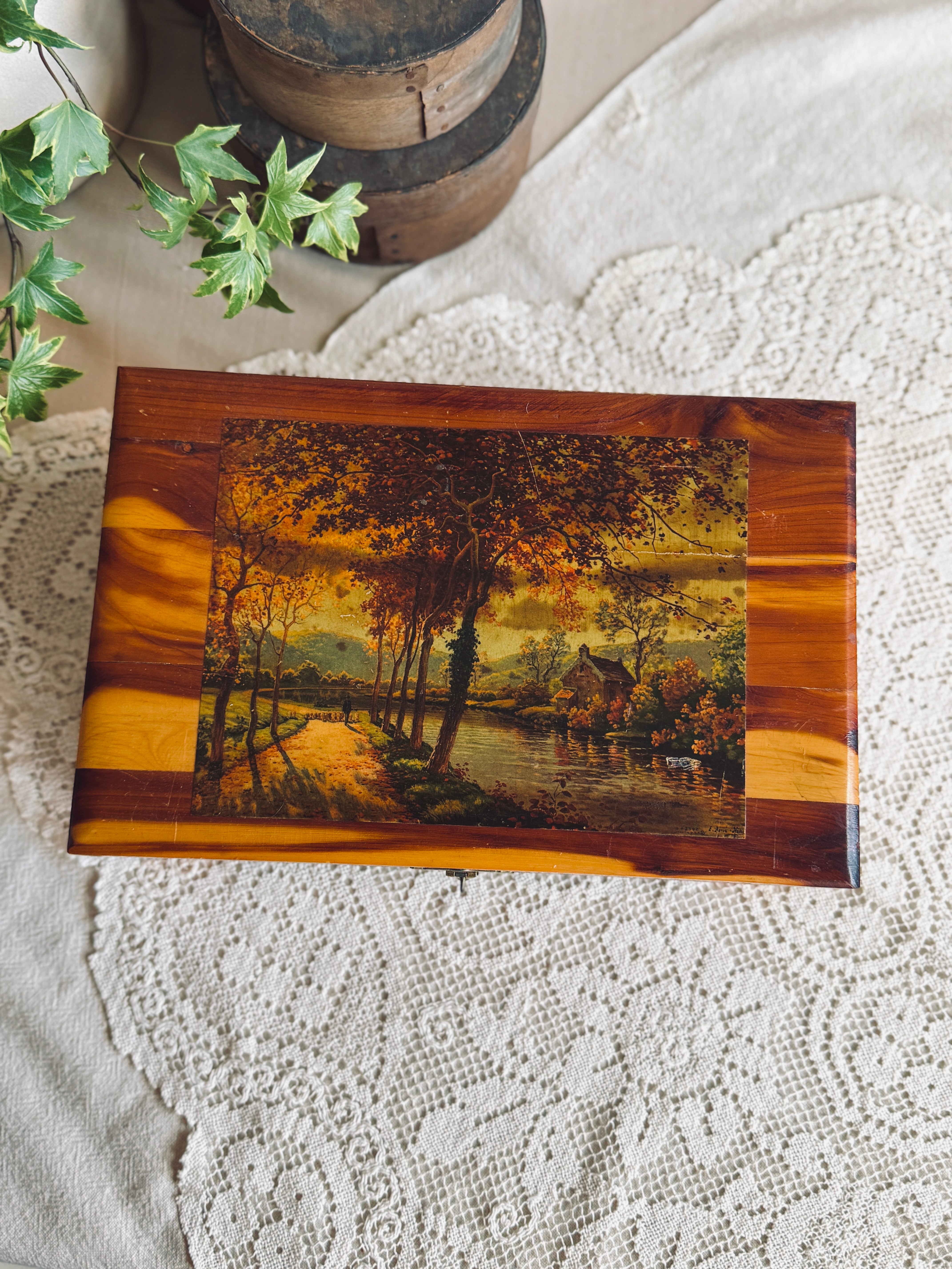 Wooden keepsake box with pastoral lithograph print – Finches & Ferns
