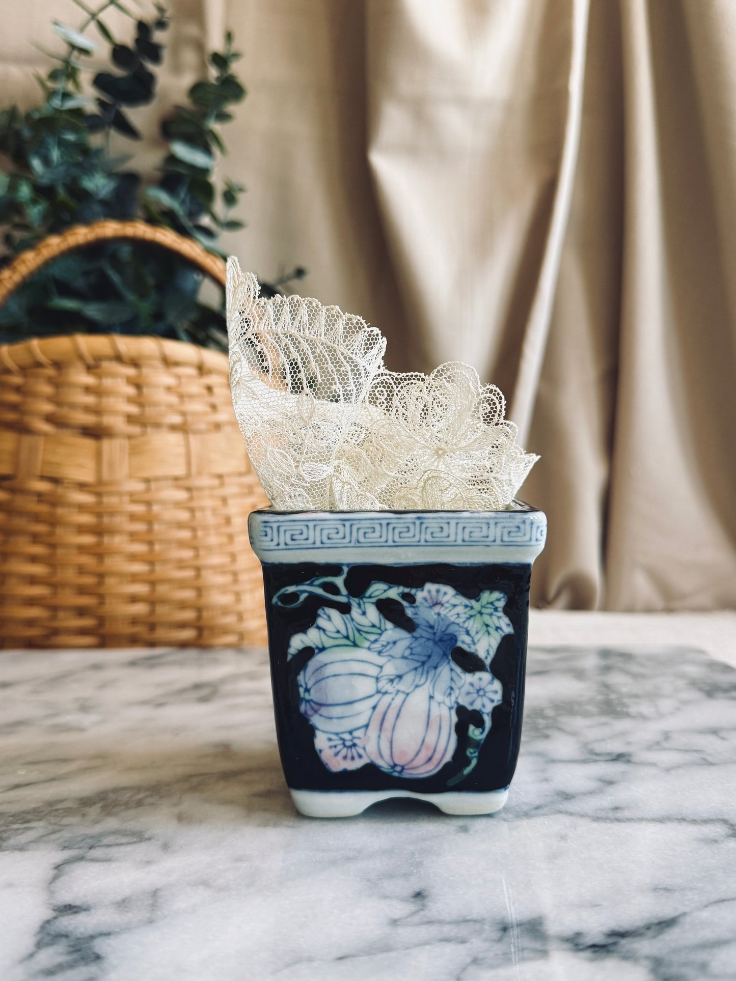 Small chinoiserie planter