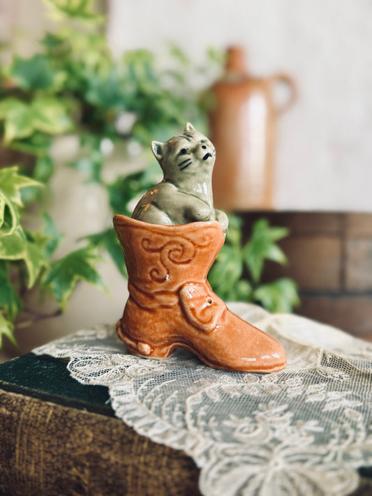 Cat in boot salt and pepper shaker