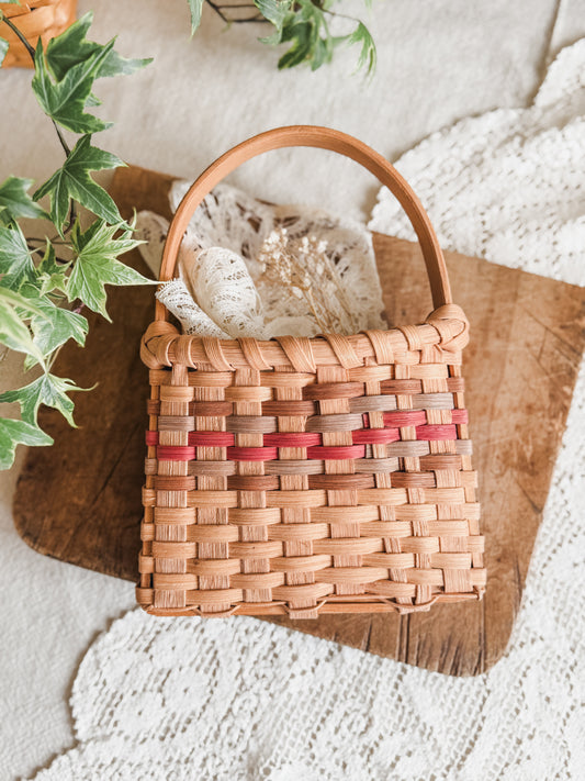 Small pocket artisan basket
