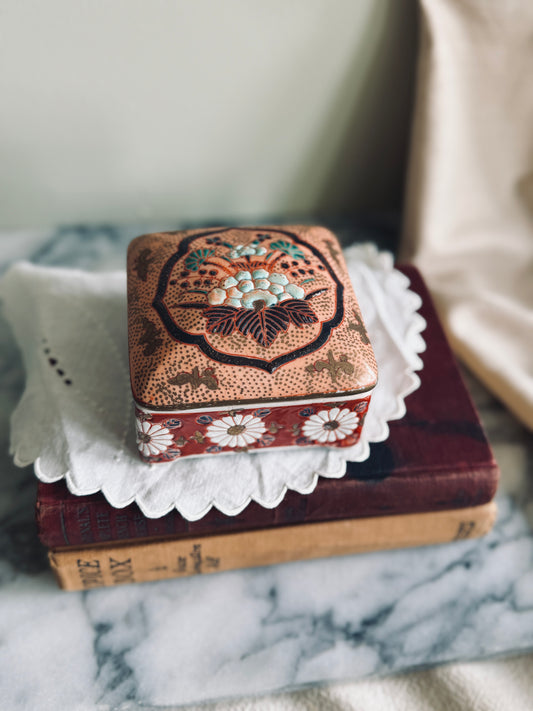 Porcelain trinket box
