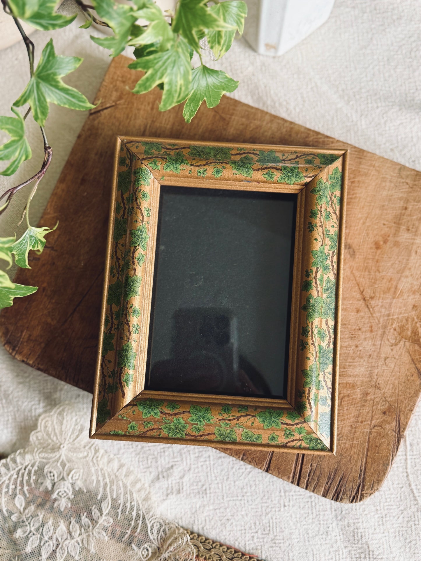 Wooden frame with ivy details