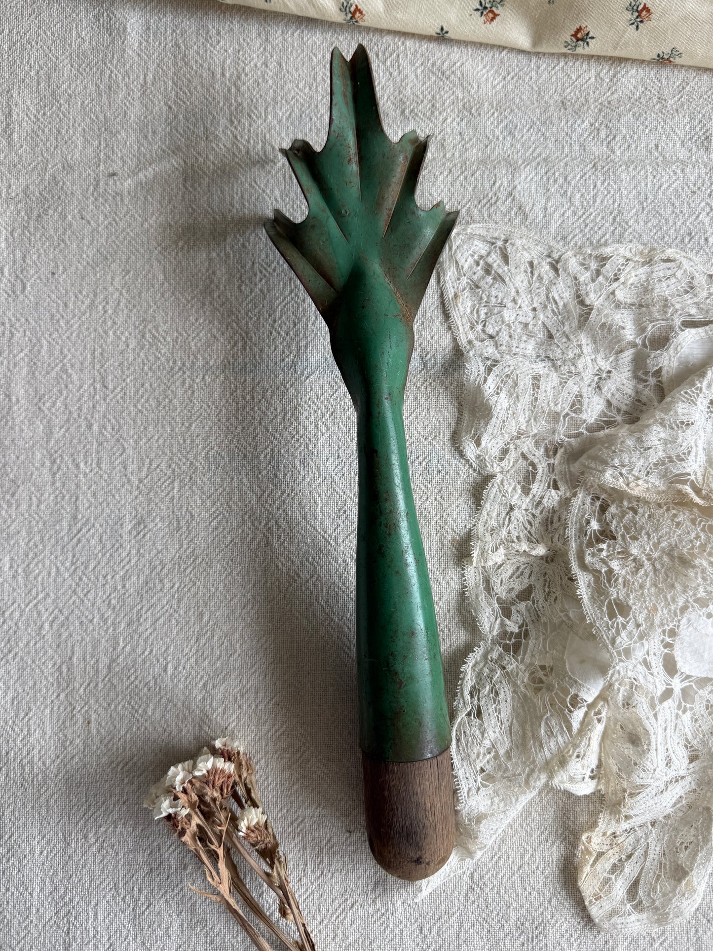 Chippy garden hand tool