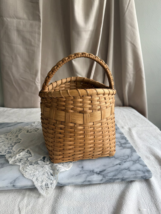 Vintage hand woven basket: detailed handle