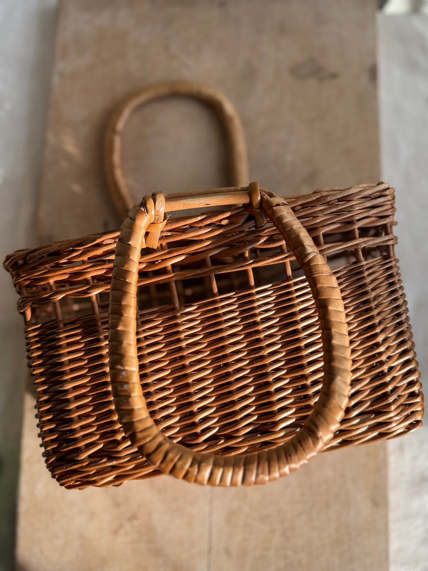 Handle vintage wicker basket 