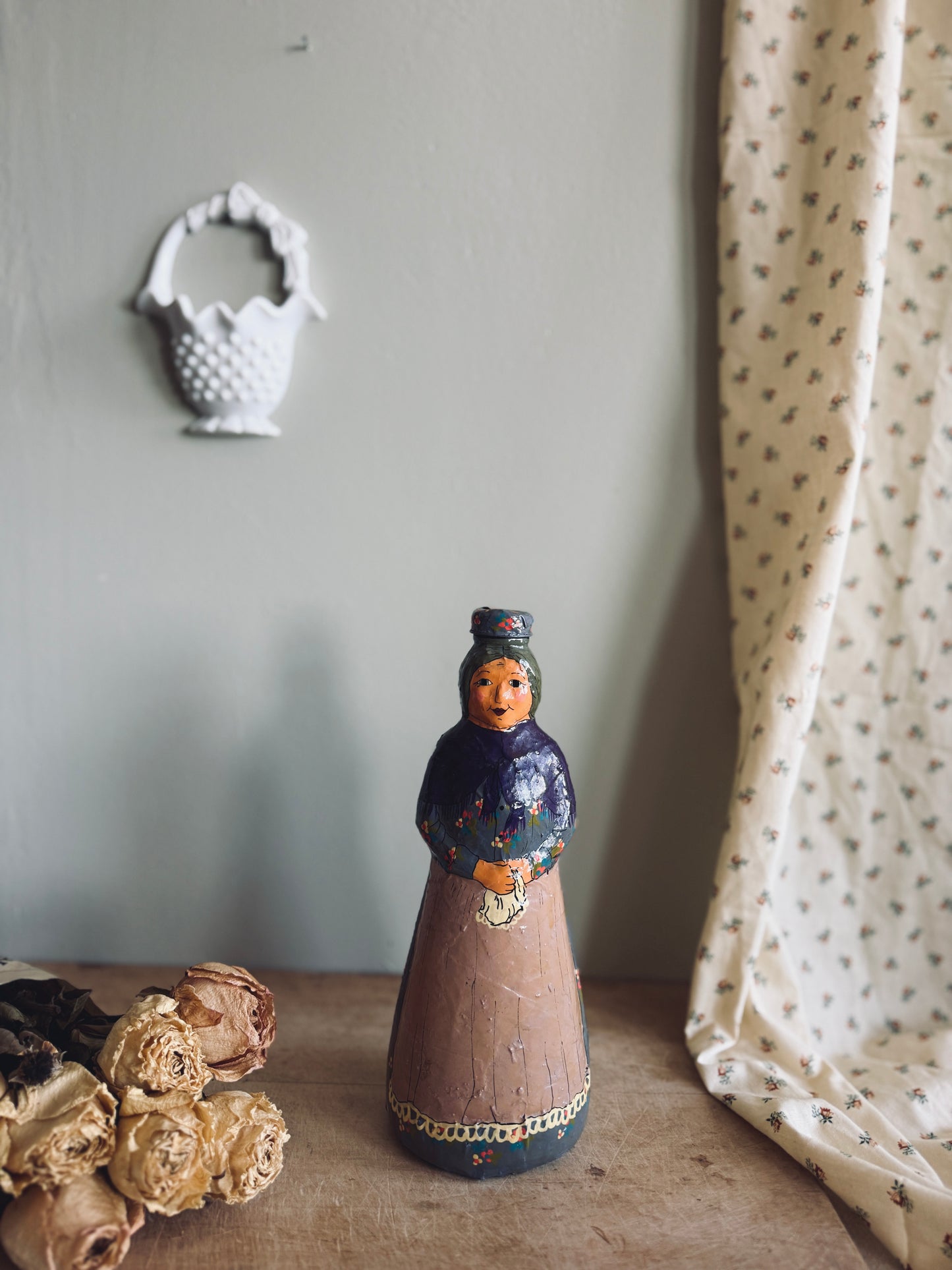 White wall pocket basket