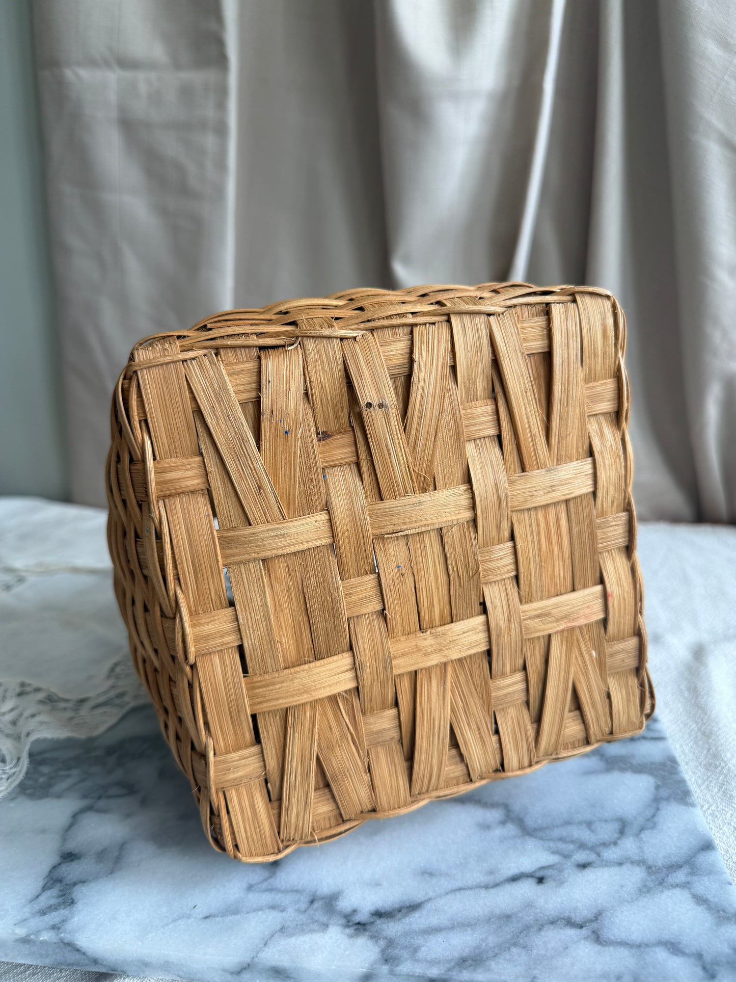 Vintage hand woven basket: detailed handle