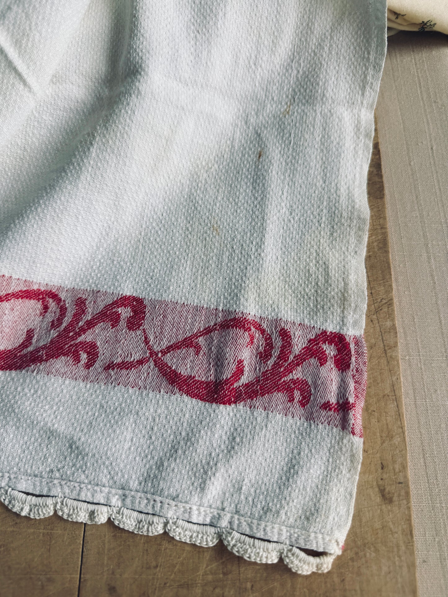 Vintage linen hand towel with crocheted edge