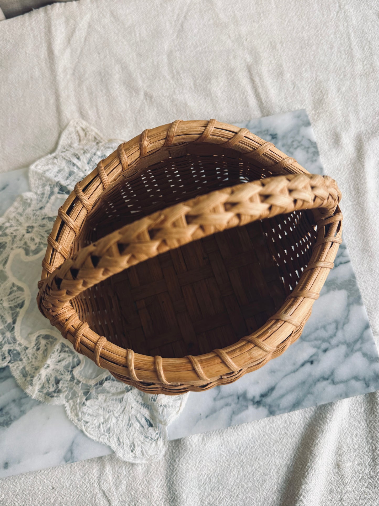 Vintage hand woven basket: detailed handle