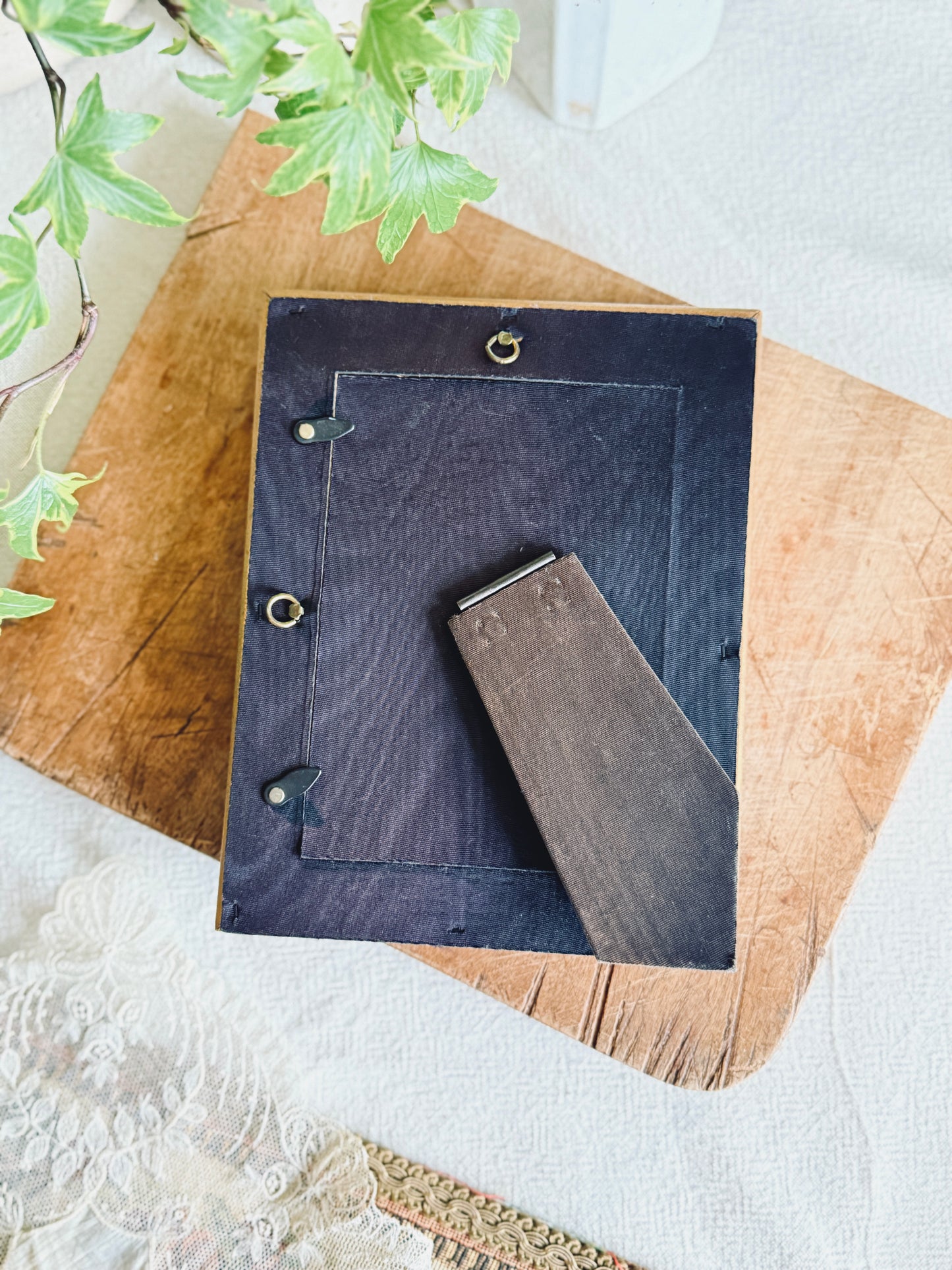 Wooden frame with ivy details
