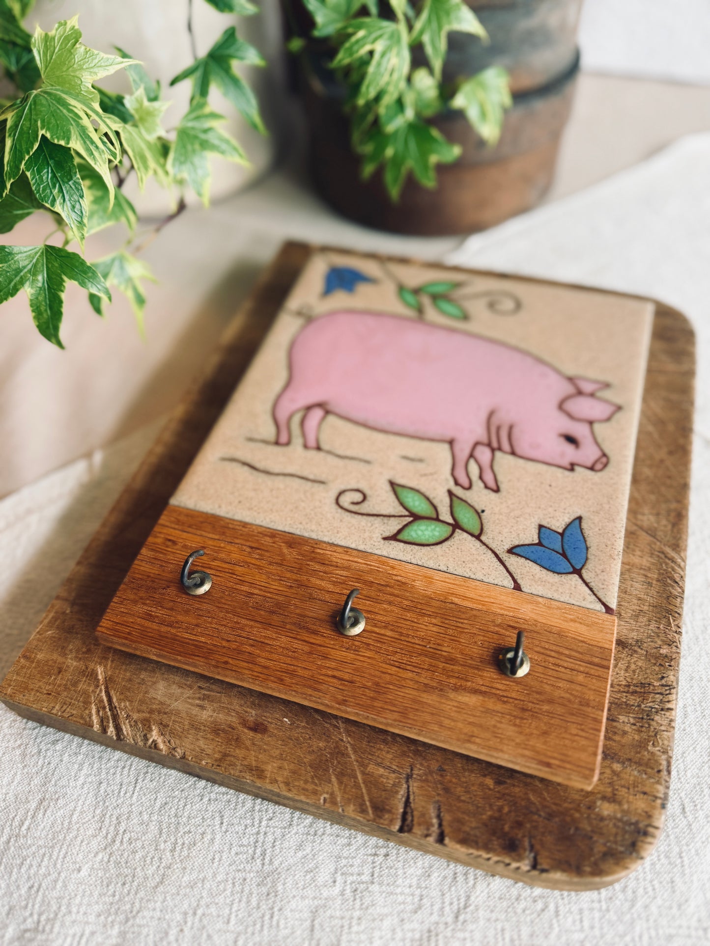 Pig art tile wall hanging key rack