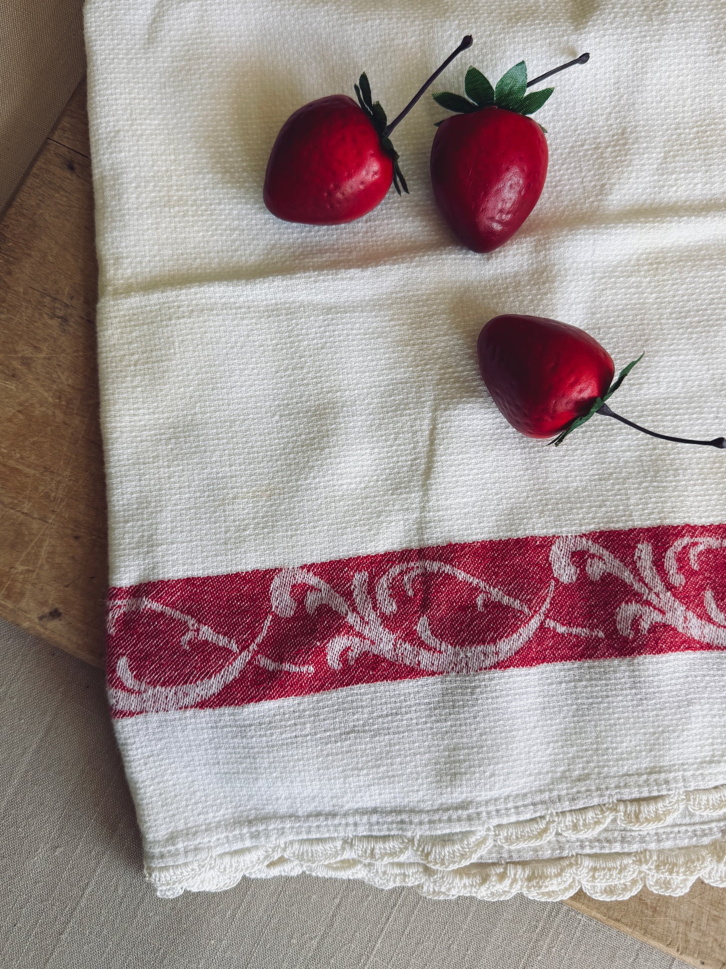 Vintage linen hand towel with crocheted edge