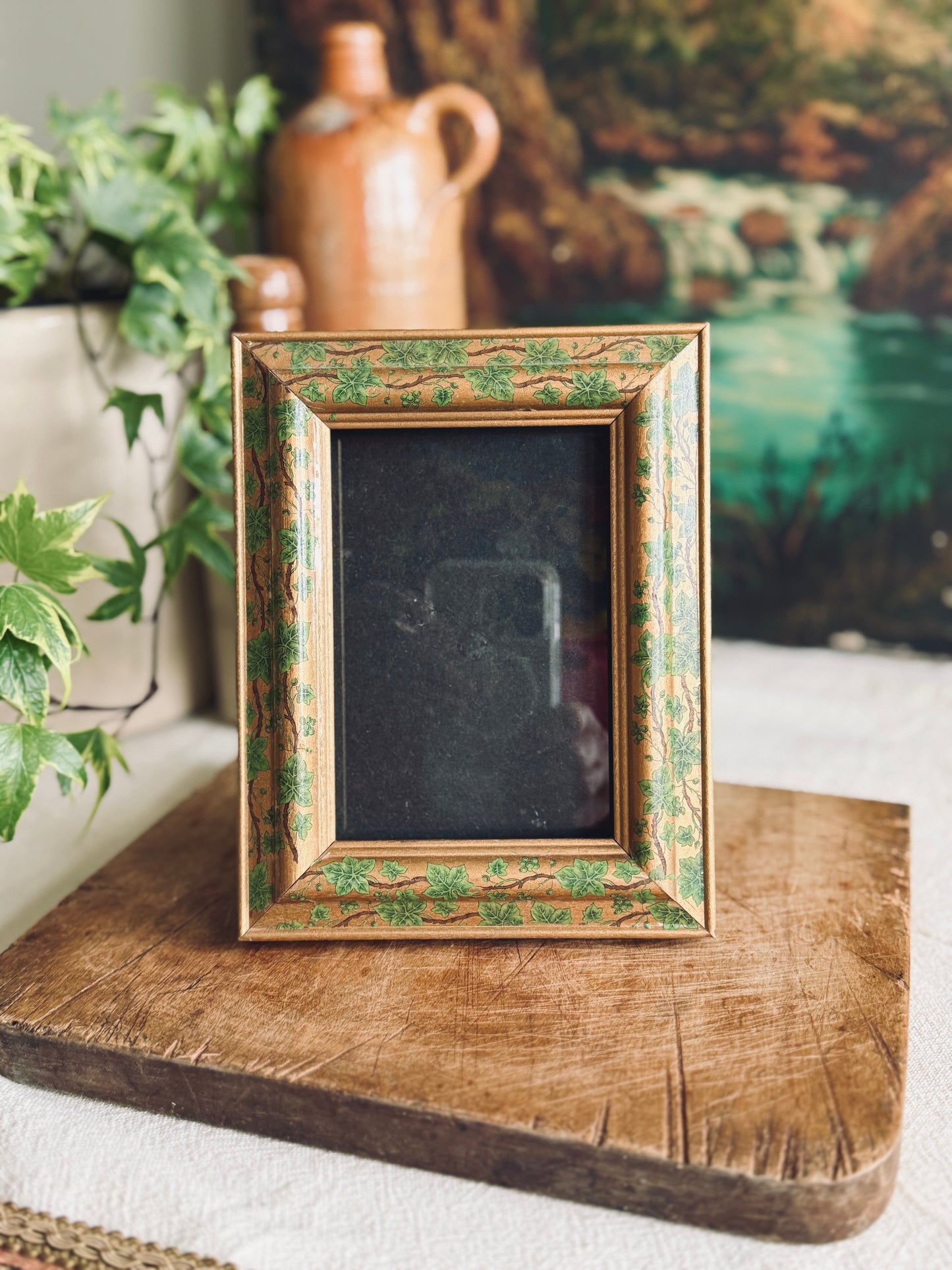 Wooden frame with ivy details