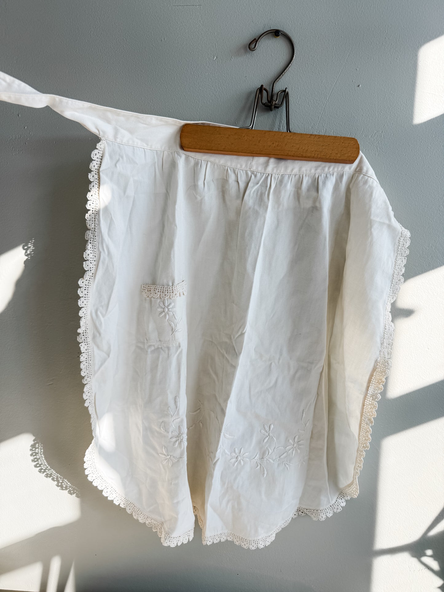 White vintage embroidered apron with crocheted trim
